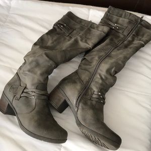 White Mountain greenish winter boots